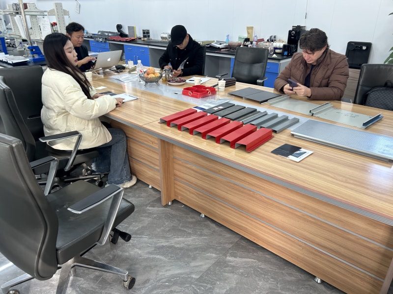 俄羅斯客戶實(shí)地考察工廠三臺設(shè)備成功簽約合作未來長期合作可期