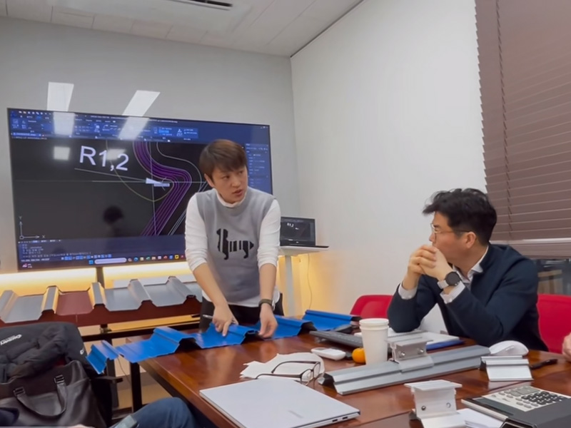 跳出 “內(nèi)卷” 漩渦！中拓冷彎聯(lián)合韓方研發(fā)光伏屋面板型，邁向綠色能源新時(shí)代