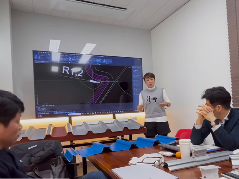 跳出 “內(nèi)卷” 漩渦！中拓冷彎聯(lián)合韓方研發(fā)光伏屋面板型，邁向綠色能源新時代